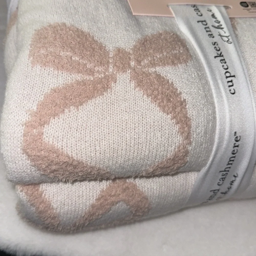 Cupcakes and cashmere pink ribbon/bow, king size reversible, knit blanke